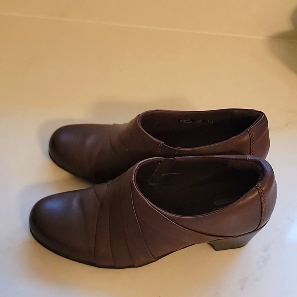NWOT Clark's chic brown leather booties kid's women's